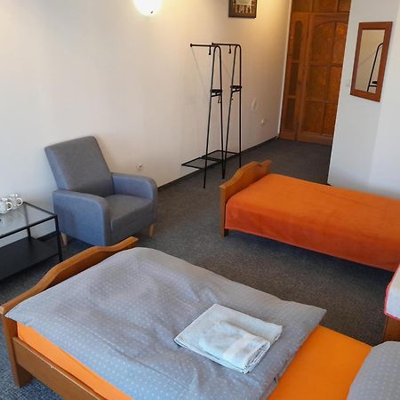 Academus Pub & Guest House Breslavia Esterno foto