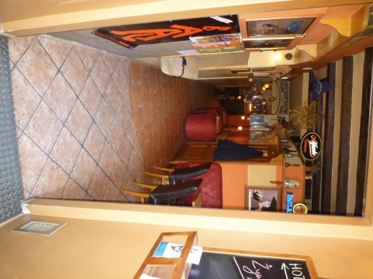 Academus Pub & Guest House Breslavia Esterno foto