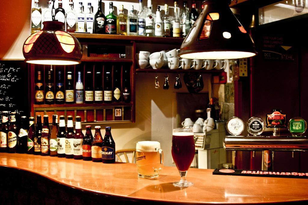 Academus Pub & Guest House Breslavia Esterno foto