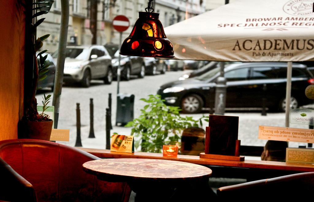 Academus Pub & Guest House Breslavia Esterno foto