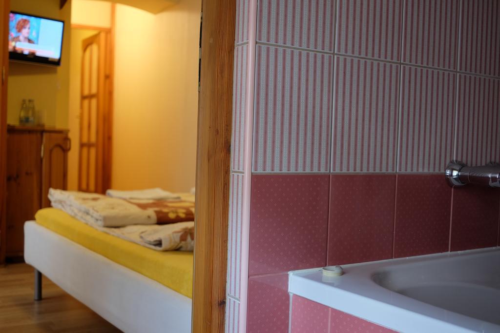 Academus Pub & Guest House Breslavia Esterno foto