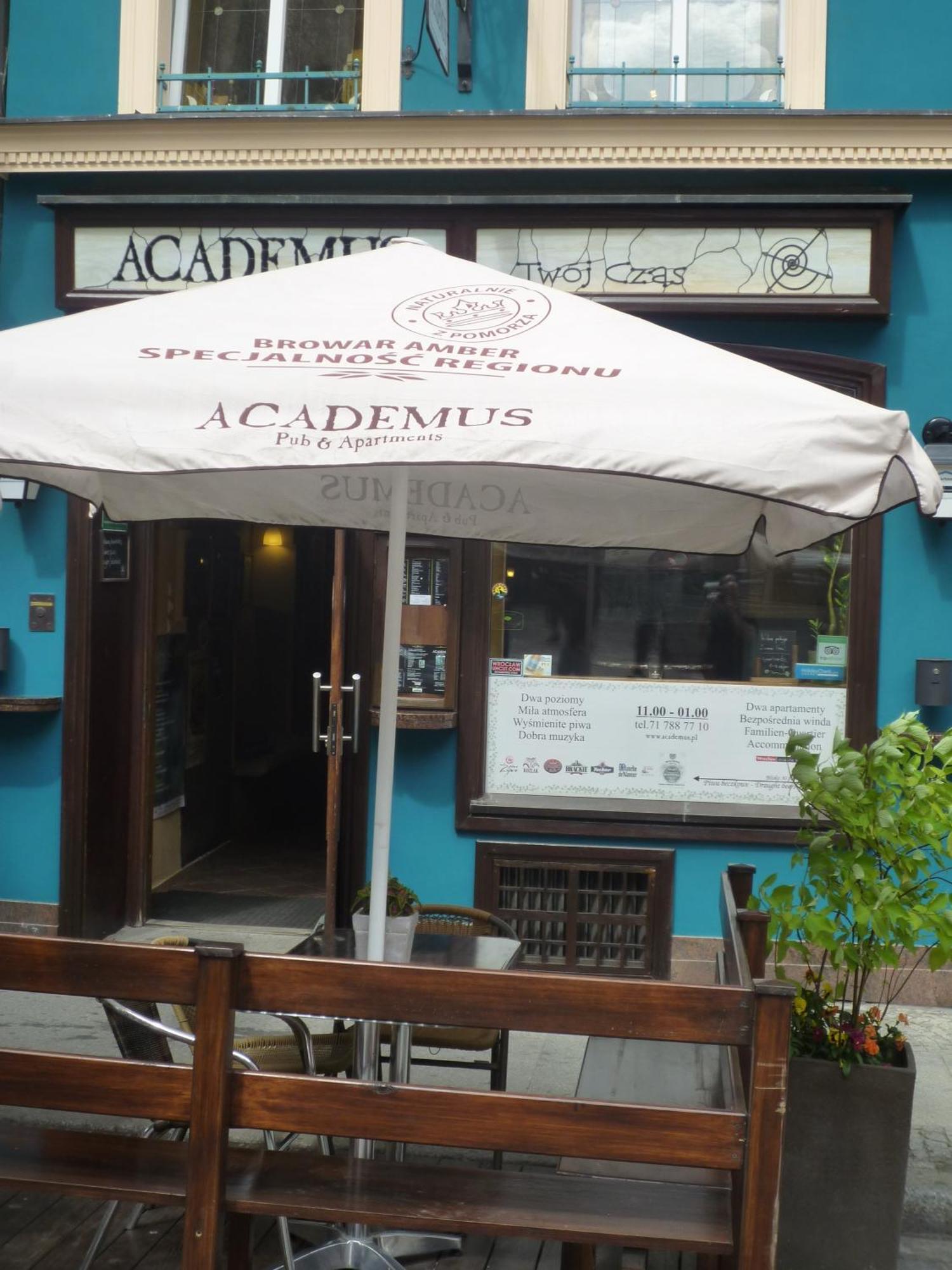 Academus Pub & Guest House Breslavia Esterno foto