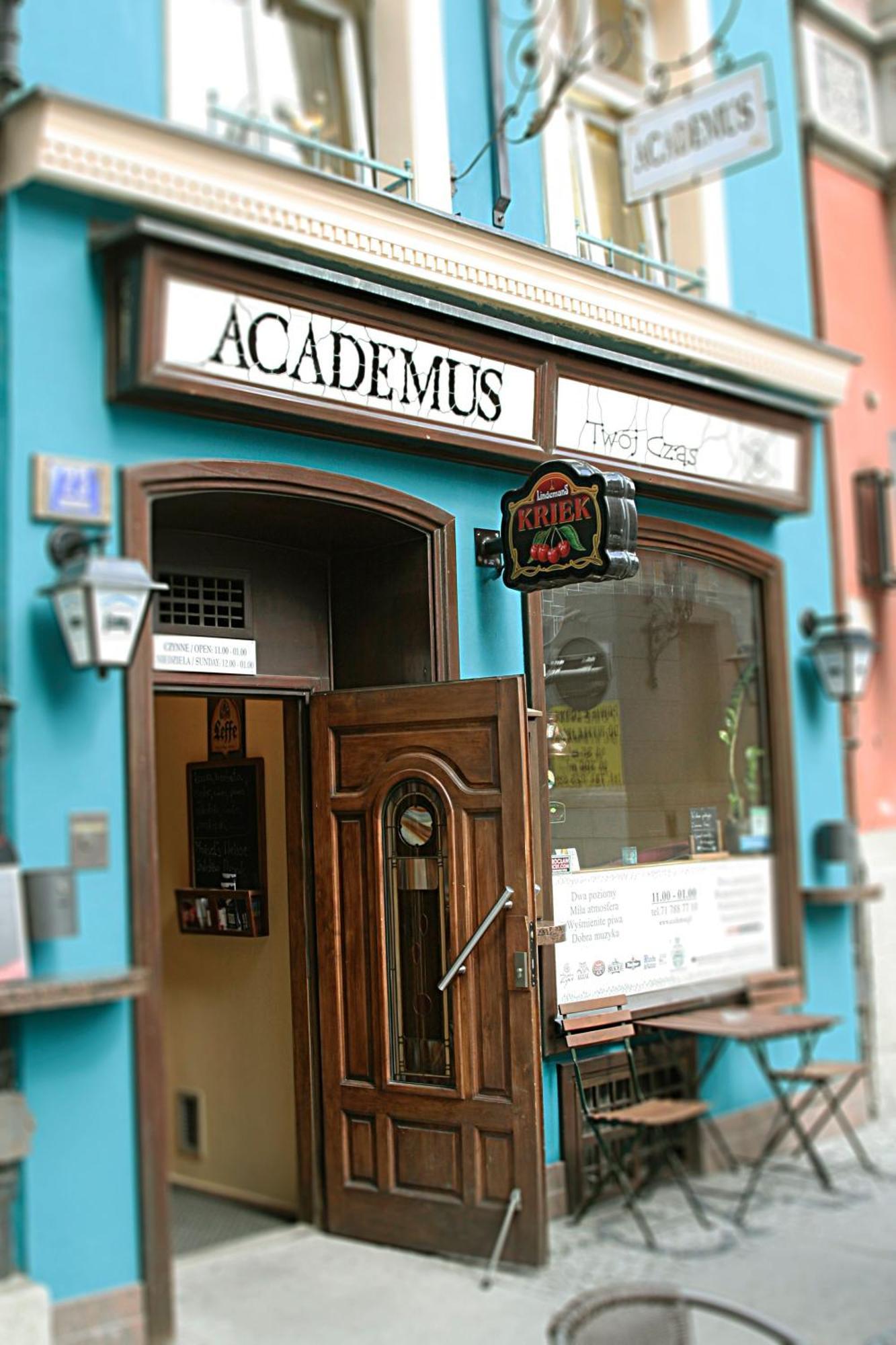 Academus Pub & Guest House Breslavia Esterno foto