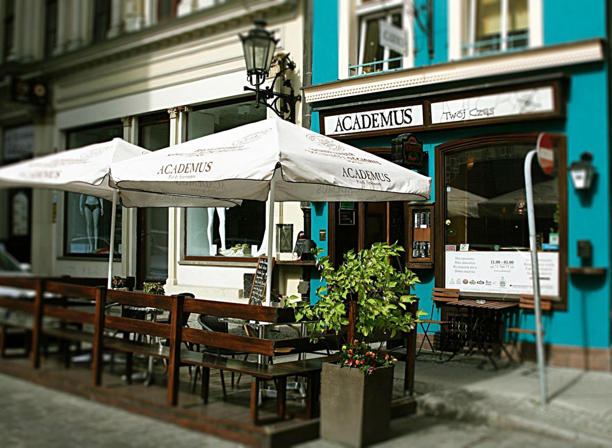 Academus Pub & Guest House Breslavia Esterno foto