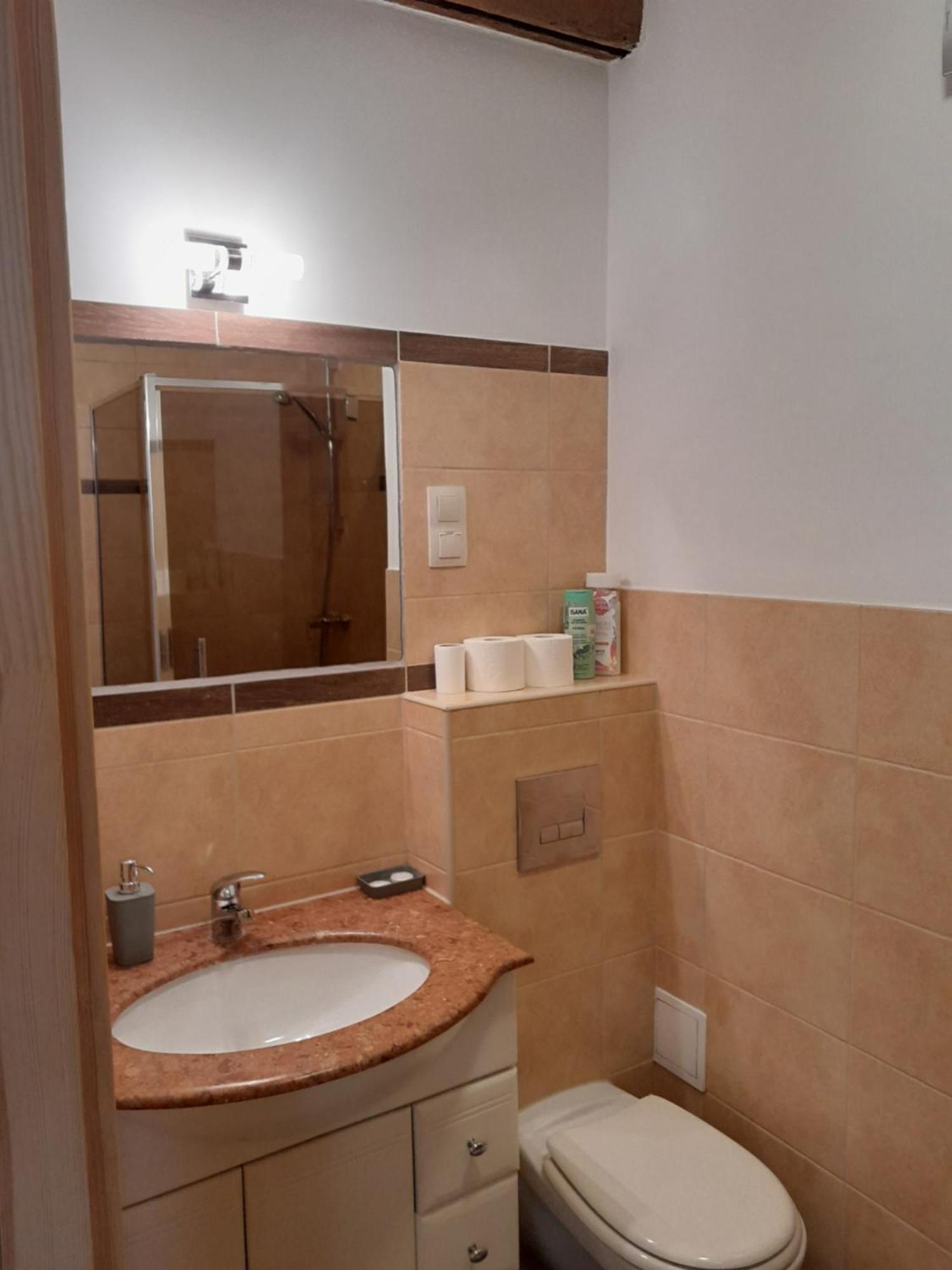 Academus Pub & Guest House Breslavia Esterno foto