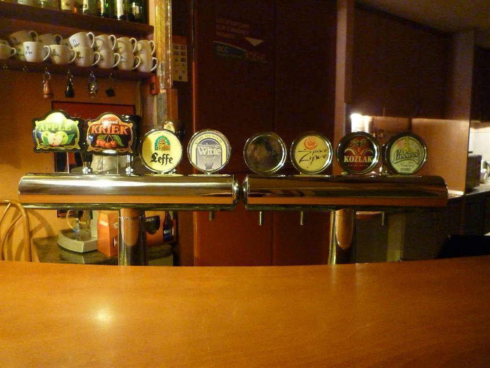 Academus Pub & Guest House Breslavia Esterno foto