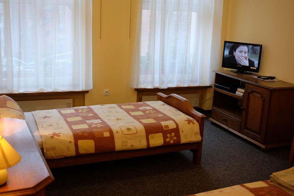 Academus Pub & Guest House Breslavia Esterno foto
