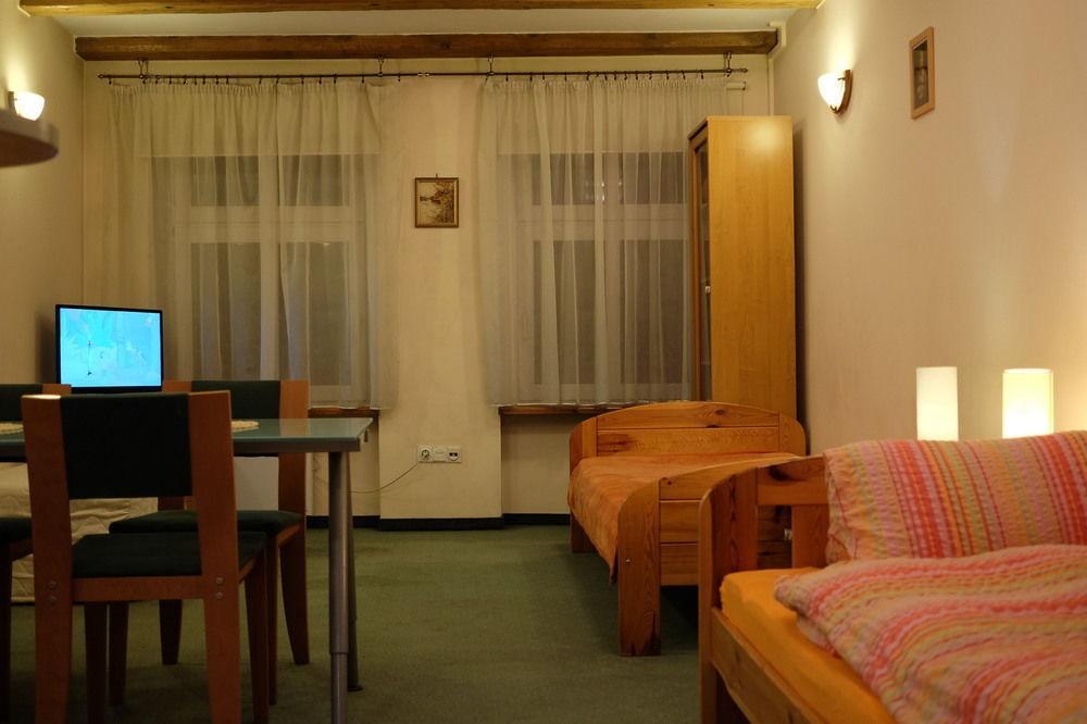 Academus Pub & Guest House Breslavia Esterno foto