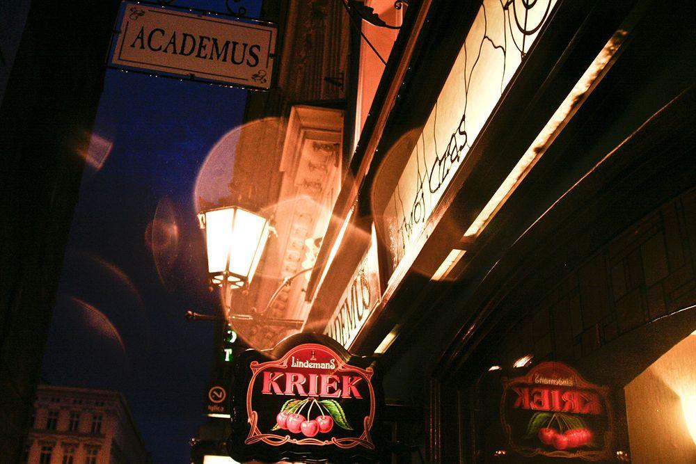Academus Pub & Guest House Breslavia Esterno foto