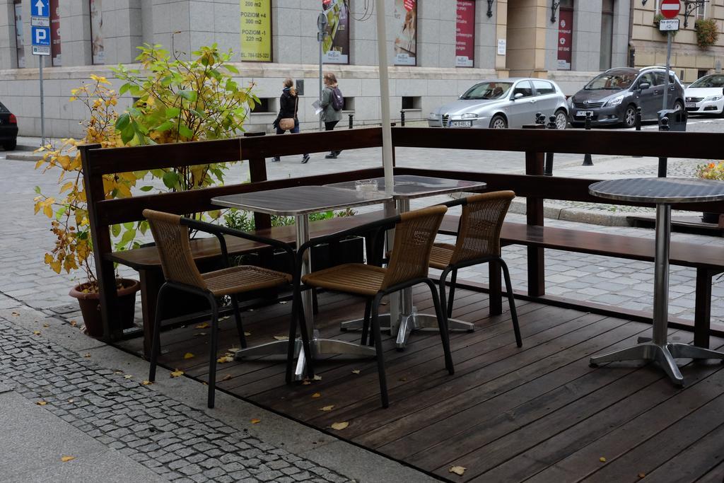 Academus Pub & Guest House Breslavia Esterno foto