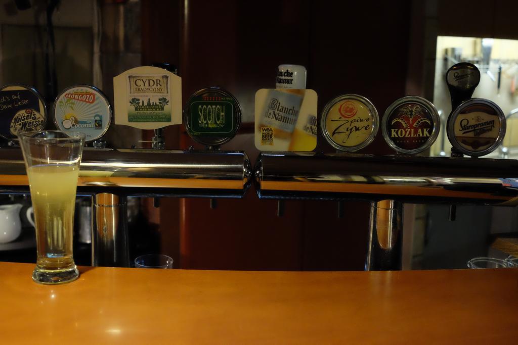 Academus Pub & Guest House Breslavia Esterno foto