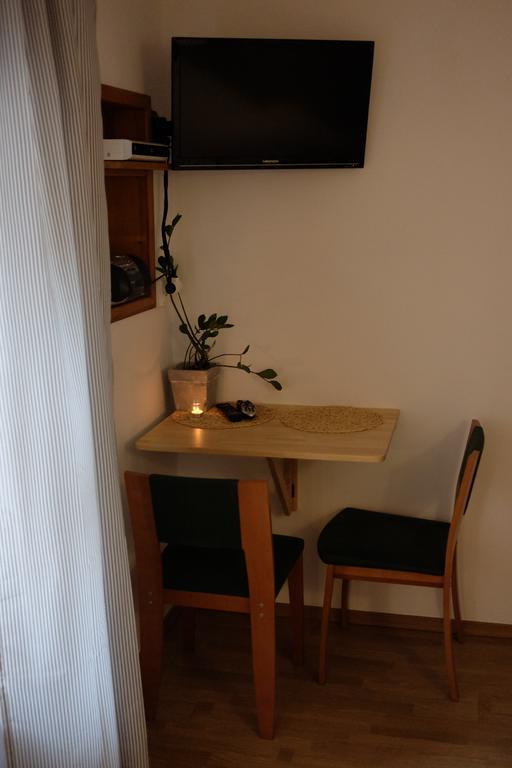 Academus Pub & Guest House Breslavia Esterno foto